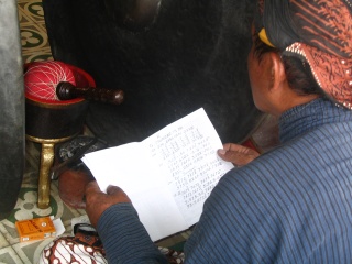 gong player