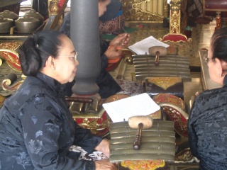 saron players